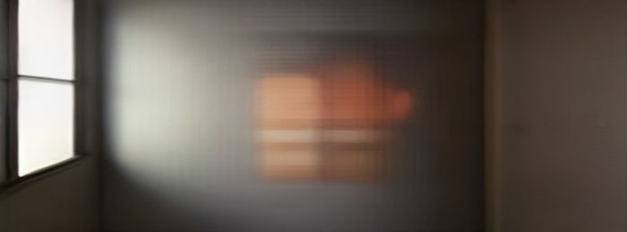 用户在宽屏显示器前使用九色视频高清播放功能，画面展示4K画质细节，办公环境整洁明亮